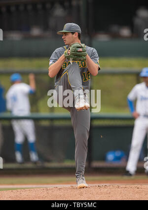 Los Angeles, CA, Stati Uniti d'America. 02Giugno, 2019. Baylor bricco (16) Tyler Thomas piazzole durante un regionale NCAA gioco di eliminazione tra il Baylor Orsi e la UCLA Bruins a Jackie Robinson Stadium di Los Angeles, California. UCLA beat Baylor 11-6. (Obbligatorio Credito: Juan Lainez/MarinMedia.org/Cal Sport Media) Credito: csm/Alamy Live News Foto Stock