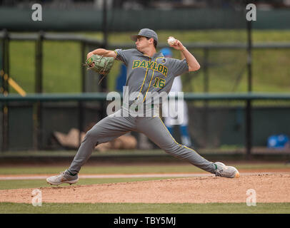 Los Angeles, CA, Stati Uniti d'America. 02Giugno, 2019. Baylor bricco (16) Tyler Thomas piazzole durante un regionale NCAA gioco di eliminazione tra il Baylor Orsi e la UCLA Bruins a Jackie Robinson Stadium di Los Angeles, California. UCLA beat Baylor 11-6. (Obbligatorio Credito: Juan Lainez/MarinMedia.org/Cal Sport Media) Credito: csm/Alamy Live News Foto Stock