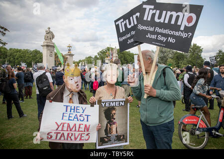 Londra, Regno Unito. 03 Giugno, 2019. I dimostranti tenere cartelloni durante una manifestazione di protesta contro la Donald Trump in visita al Regno Unito. Credito: SOPA Immagini limitata/Alamy Live News Foto Stock