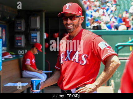 Giugno 02, 2019: Texas Rangers manager Chris Woodward #8 ha una risata in piroga prima di un pomeriggio MLB gioco tra il Kansas City Royals e Texas Rangers a Globe Life Park in Arlington, Texas TX sconfitto Kansas City 5-1 Albert Pena/CSM Foto Stock