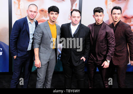 Los Angeles, California, STATI UNITI D'AMERICA del 3 giugno 2019 (L-R) produttore Phil mcintyre, cantante Joe Jonas, Direttore John Taylor, cantante Nick Jonas e cantante Kevin Jonas frequentare la Premiere mondiale di Jonas Brothers a caccia di felicità su Giugno 3, 2019 al Regency Bruin Theatre di Los Angeles, California, USA. Foto di Barry re/Alamy Live News Foto Stock