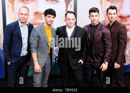 Los Angeles, California, STATI UNITI D'AMERICA del 3 giugno 2019 (L-R) produttore Phil mcintyre, cantante Joe Jonas, Direttore John Taylor, cantante Nick Jonas e cantante Kevin Jonas frequentare la Premiere mondiale di Jonas Brothers a caccia di felicità su Giugno 3, 2019 al Regency Bruin Theatre di Los Angeles, California, USA. Foto di Barry re/Alamy Live News Foto Stock