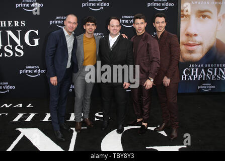 Los Angeles, Ca, Stati Uniti d'America. Il 3 giugno, 2019. Phil mcintyre, Joe Jonas, John Taylor, Nick Jonas, Kevin Jonas, alla prima Mondiale di Jonas Brothers' a caccia di felicità al Regency Bruin Theatre di Los Angeles, la California il 3 giugno 2019. Credito: Faye Sadou/media/punzone Alamy Live News Foto Stock