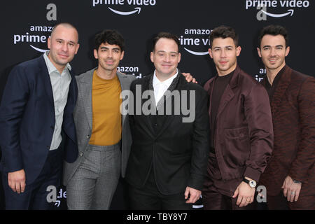 Los Angeles, Ca, Stati Uniti d'America. Il 3 giugno, 2019. Phil mcintyre, Joe Jonas, John Taylor, Nick Jonas, Kevin Jonas, alla prima Mondiale di Jonas Brothers' a caccia di felicità al Regency Bruin Theatre di Los Angeles, la California il 3 giugno 2019. Credito: Faye Sadou/media/punzone Alamy Live News Foto Stock