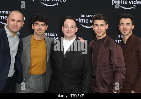 Los Angeles, Ca, Stati Uniti d'America. Il 3 giugno, 2019. Phil mcintyre, Joe Jonas, John Taylor, Nick Jonas, Kevin Jonas, alla prima Mondiale di Jonas Brothers' a caccia di felicità al Regency Bruin Theatre di Los Angeles, la California il 3 giugno 2019. Credito: Faye Sadou/media/punzone Alamy Live News Foto Stock