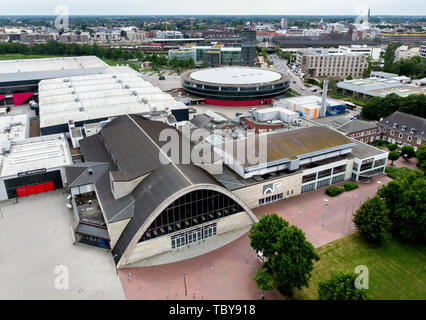 Oldenburg (Germania). 03 Giugno, 2019. Il complesso di edifici del Weser-Ems-Hallen nel quartiere Donnerschwee (fotografia aerea con un drone). La hall complex, che viene utilizzato come un evento e centro espositivo comprende una sala congressi, diversi festival Hall, una sala per esposizioni e due arene sportive. Credito: Hauke-Christian Dittrich/dpa/Alamy Live News Foto Stock