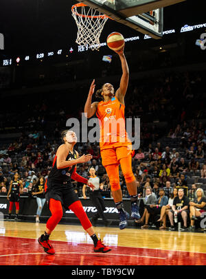 Las Vegas NV, U.S. 02Giugno, 2019. A.: Connecticut Sun avanti Alyssa Thomas (25) va al cestello durante la WNBA gioco tra il Connecticut Sun e il Las Vegas Aces 80-74 vincere al Mandalay Bay Event Center Las Vegas NV. Thurman James/CSM/Alamy Live News Foto Stock