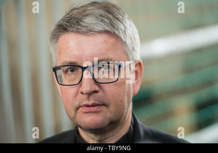 Mainz, Germania. 04 Giugno, 2019. Peter Kohlgraf, Vescovo di Mainz, sorge nella chiesa. Nella navata centrale del protestante del San Johanniskirche in Mainz, la vecchia cattedrale, straordinariamente ben conservato sarcofago è stato scoperto. Il sarcofago, stimato a 1.000 anni, è aperto in presenza dei mezzi di comunicazione e un team di ricerca internazionale. Credito: Andreas Arnold/dpa/Alamy Live News Foto Stock