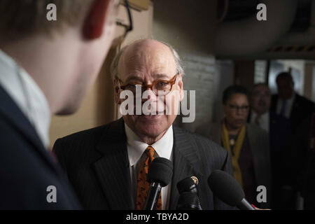 Washington, Distretto di Columbia, Stati Uniti d'America. 22 Maggio, 2019. Rappresentante Steve Cohen, democratici del Tennessee, parla con i giornalisti al di fuori di un Caucus democratico incontro presso l'U.S. Campidoglio di Washington il 22 maggio 2019. Credito: Alex Edelman/ZUMA filo/Alamy Live News Foto Stock