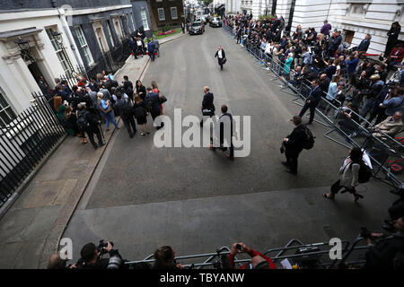 Londra, Regno Unito. 04 Giugno, 2019. Media inserire il numero 11 di Downing Street dopo Donald Trump (Presidente degli Stati Uniti), e la First Lady Melania Trump, sono stati accolti in Downing Street di Theresa Maggio (Primo Ministro del Regno Unito), e suo marito Filippo maggio. Il Presidente ha incontrato il Primo ministro durante la sua visita di Stato nel Regno Unito. Donald Trump, visita di Stato a Downing Street, Londra, Regno Unito il 4 giugno 2019. Credito: Paolo Marriott/Alamy Live News Foto Stock