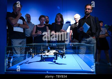 https://l450v.alamy.com/450vit/tbyb34/friedrichshafen-germania-04-giugno-2019-i-giornalisti-stessi-guardare-nel-paese-ampiamente-prima-drone-mostra-gioco-di-fuchi-da-veicoli-aerei-senza-equipaggio-nel-zeppelin-museum-per-un-drone-costruito-da-giovani-in-friedrichshafen-laboratorio-della-conoscenza-in-mostra-07-06-al-03-11-gli-sviluppi-tecnici-ed-il-diverso-uso-dei-fuchi-sono-esaminati-credito-felix-kastle-dpa-alamy-live-news-tbyb34.jpg