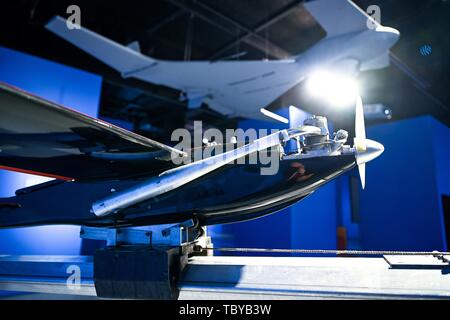 Friedrichshafen, Germania. 04 Giugno, 2019. La FM Q2 piccolo drone bersaglio dal museo della storia militare delle forze armate tedesche in Berlin-Gatow è in Germania il primo drone mostra 'Gioco di fuchi. Di veicoli aerei senza equipaggio' nel Zeppelin Museum. In mostra (07.06. al 03.11.) gli sviluppi tecnici ed il diverso uso dei fuchi sono esaminati. Credito: Felix Kästle/dpa/Alamy Live News Foto Stock