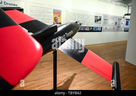 Friedrichshafen, Germania. 04 Giugno, 2019. Un drone con la scritta "diretto dei bersagli da Airbus dal Museo della Storia militare delle forze armate tedesche in Berlin-Gatow è in Germania il primo drone mostra 'Gioco di fuchi. Di veicoli aerei senza equipaggio' nel Zeppelin Museum. In mostra (07.06. al 03.11.) gli sviluppi tecnici ed il diverso uso dei fuchi sono esaminati. Credito: Felix Kästle/dpa/Alamy Live News Foto Stock