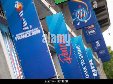 04 giugno 2019, France (Francia), Bruz: Banner per la Coppa del Mondo di calcio delle donne in Francia 2019 appendere presso lo stadio Roazhon Park. Questo è il punto in cui il team tedesco di svolgere la loro prima partita contro la Cina in data 8 giugno. La Coppa del Mondo Femminile si svolgerà dal 7 Giugno al 7 luglio 2019. Foto: Sebastian Gollnow/dpa Foto Stock