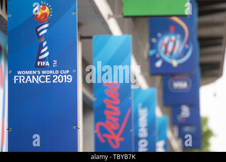 04 giugno 2019, France (Francia), Bruz: Banner per la Coppa del Mondo di calcio delle donne in Francia 2019 appendere presso lo stadio Roazhon Park. Questo è il punto in cui il team tedesco di svolgere la loro prima partita contro la Cina in data 8 giugno. La Coppa del Mondo Femminile si svolgerà dal 7 Giugno al 7 luglio 2019. Foto: Sebastian Gollnow/dpa Foto Stock