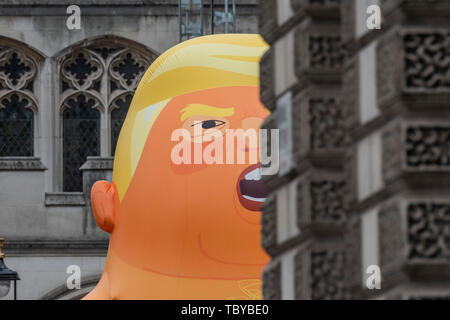 Londra, Regno Unito. Il 4 giugno, 2019. Il Trumpbaby coetanei dietro l'angolo di Whitehall - Persone a protestare contro la visita di Donald Trump, il Presidente degli Stati Uniti in piazza del Parlamento, con l'aiuto di un gigante di Trump gonfiabile baby. Credito: Guy Bell/Alamy Live News Foto Stock