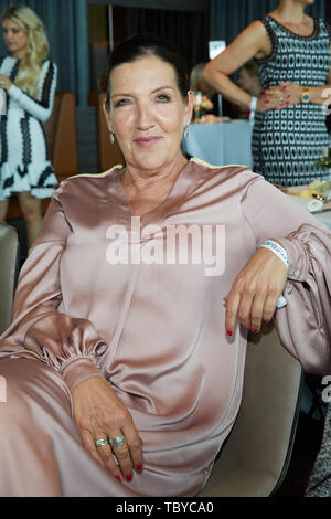 Amburgo, Germania. 04 Giugno, 2019. Katy Karrenbauer, attrice, prende parte al Signore il pranzo per il beneficio della corsa-i bambini colpiti al Le Meridien Hamburg An der Alster. Credito: Georg Wendt/dpa/Alamy Live News Foto Stock