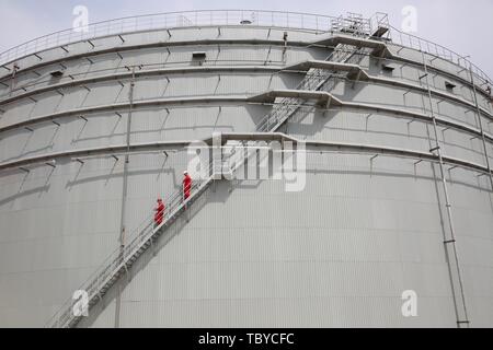 (190604) -- PECHINO, Giugno 4, 2019 (Xinhua) -- i membri dello staff ispezionare un serbatoio di olio sulla seconda linea per China-Russia oleodotto in Mohe, a nord-est della Cina di Provincia di Heilongjiang, Luglio 9, 2015. (Xinhua/Jin Liwang) Foto Stock