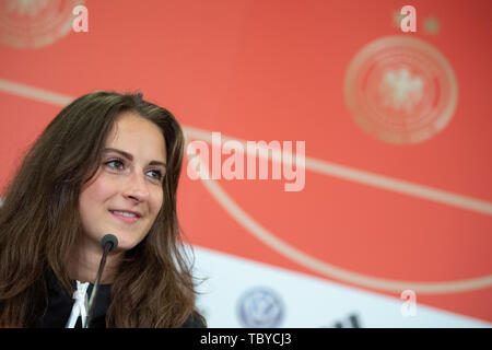 04 giugno 2019, France (Francia), Bruz: Sara Däbritz parla durante una conferenza stampa della nazionale tedesco di calcio femminile team prima la donna della Coppa del Mondo di Calcio in Francia 2019. La prima partita della squadra tedesca avrà luogo il 8 giugno contro la Cina a Rennes. Foto: Sebastian Gollnow/dpa Foto Stock