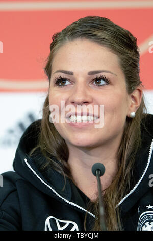 04 giugno 2019, France (Francia), Bruz: Melanie Leupolz parla durante una conferenza stampa del Tedesco donne la nazionale di calcio prima del 2019 FIFA World Cup in Francia. La prima partita della squadra tedesca avrà luogo il 8 giugno contro la Cina a Rennes. Foto: Sebastian Gollnow/dpa Foto Stock