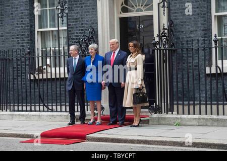 Londra, Regno Unito. Il 4 giugno, 2019. Stati Uniti Presidente Donald Trump (seconda R) e First Lady Melania Trump (1R) comportano per le foto con il Primo Ministro britannico Theresa Maggio (2 L) e suo marito Filippo Maggio (1L) a 10 Downing Street a Londra, in Gran Bretagna il 4 giugno 2019. Credito: Ray codolo/Xinhua/Alamy Live News Foto Stock