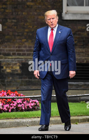 Londra, Regno Unito. Il 4 giugno 2019. Il presidente statunitense Donald Trump arriva a Downing Street per incontrare il Primo Ministro uscente Theresa Maggio per colloqui il giorno due dei suoi tre giorni di visita di Stato nel Regno Unito. Credito: Stephen Chung / Alamy Live News Foto Stock