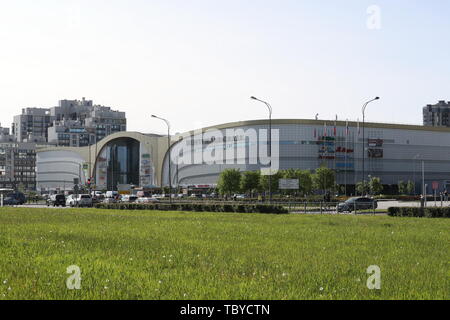 (190604) -- ST. Pietroburgo, Giugno 4, 2019 (Xinhua) -- Foto scattata il 3 giugno 2019 mostra un centro commerciale per lo shopping della perla del Mar Baltico progetto a San Pietroburgo, Russia. La perla del Mar Baltico progetto è una moderna multi-funzionale e residenziale progetto commerciale investito e costruito a San Pietroburgo da sette imprese cinesi compresi Shanghai gli investimenti industriali (Holdings) Co., Ltd. Ventidue sotto-progetti sono stati completati entro il mese di marzo 2019, comprese delle comunità residenziali, progetti commerciali, scuole e asili, con un totale area di costruzione di 1,26 milioni squar Foto Stock