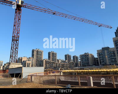 (190604) -- ST. Pietroburgo, Giugno 4, 2019 (Xinhua) -- Foto scattata il 13 Maggio 2019 mostra il cantiere per la costruzione di una comunità ospedale di la perla del Mar Baltico progetto a San Pietroburgo, Russia. La perla del Mar Baltico progetto è una moderna multi-funzionale e residenziale progetto commerciale investito e costruito a San Pietroburgo da sette imprese cinesi compresi Shanghai gli investimenti industriali (Holdings) Co., Ltd. Ventidue sotto-progetti sono stati completati entro il mese di marzo 2019, comprese delle comunità residenziali, progetti commerciali, scuole e asili, con un costrutto totale Foto Stock