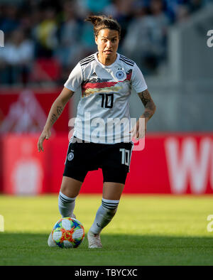 30 maggio 2019: Ratisbona, Continental Arena: Calcio Laender corrispondono le donne: Germania - Cile: Germanie Dzsenifer Marozsan sulla sfera. Foto: Thomas Eisenhuth | Utilizzo di tutto il mondo Foto Stock