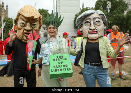 Whitehall, Londra, Regno Unito. Il 4 giugno, 2019. Whitehall, Londra, Regno Unito. Il 4 giugno, 2019. Anti trump nel rally di Whitehall come Donald Trump è a Downing Street. Penelope Barritt/Alamy Live News Foto Stock