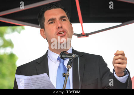 Londra, Regno Unito. 04 Giugno, 2019. Richard Burgon, manodopera, Shadow il Ministro della giustizia, parla a Whitehall. I politici unirsi alla protesta contro Donald Trump sulla piazza del Parlamento e di Whitehall a Westminster. Credito: Imageplotter/Alamy Live News Foto Stock
