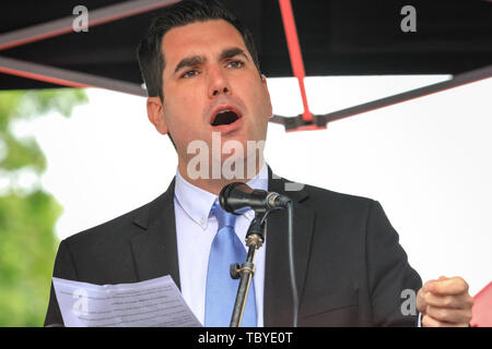 Londra, Regno Unito. 04 Giugno, 2019. Richard Burgon, manodopera, Shadow il Ministro della giustizia, parla a Whitehall. I politici unirsi alla protesta contro Donald Trump sulla piazza del Parlamento e di Whitehall a Westminster. Credito: Imageplotter/Alamy Live News Foto Stock