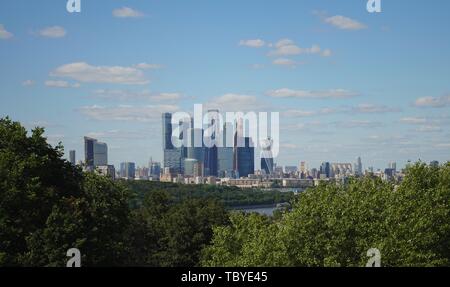 (190604) -- Mosca, 4 giugno 2019 (Xinhua) -- Foto scattata il 3 giugno 2019 mostra grattacieli al centro business internazionale a Mosca, capitale della Russia. Il presidente cinese Xi Jinping pagherà una visita di Stato in Russia dal 5 Giugno al 7 su invito del presidente russo Vladimir Putin, un ministero cinese degli esteri portavoce ha annunciato mercoledì a un briefing con la stampa. Xi parteciperanno anche il XXIII San Pietroburgo International Economic Forum durante il suo soggiorno, secondo il portavoce Lu Kang. (Xinhua/Bi Xiaoyang) Foto Stock
