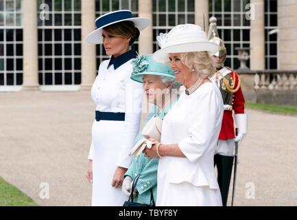 Londra, Regno Unito. 03 Giugno, 2019. U.S prima signora Melania Trump, si affianca la Regina Elisabetta II e la duchessa di Cornovaglia, destra durante la gazzetta la cerimonia di benvenuto a Buckingham Palace Il 3 giugno 2019 a Londra, Inghilterra. Credito: Planetpix/Alamy Live News Foto Stock