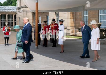 Londra, Regno Unito. 03 Giugno, 2019. U.S presidente Donald Trump, passeggiate con la regina Elisabetta II come il principe Carlo e la duchessa di Cornovaglia seguire durante la gazzetta la cerimonia di benvenuto a Buckingham Palace Il 3 giugno 2019 a Londra, Inghilterra. Credito: Planetpix/Alamy Live News Foto Stock