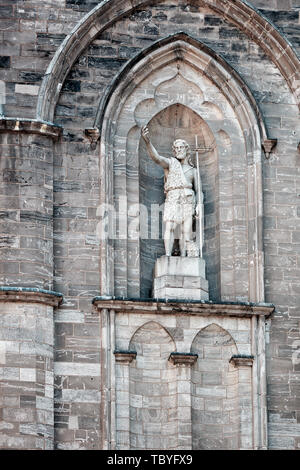 Montreal, Canada - Giugno, 2018: Statua di Giovanni Battista in alcova all'esterno della Basilica di Notre Dame di Montreal al Québec, Canada. Editoriale Foto Stock