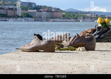 Budapest, Ungheria - 20 Maggio 2019 : Gyula Pauer scultura scarpe sul Danubio memorial a Ebrei vittime della freccia a croce durante la seconda guerra mondiale sul sid di peste Foto Stock