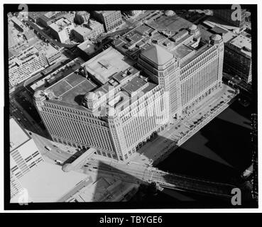 Ramo principale cercando SE, Wells Street Bridge al telaio inferiore. Chicago River ponti a bilico, Spanning Chicago River e il nord ed il sud rami, Chicago, Contea di Cook, IL (Nota: Questa info. è errato. Il ponte nella parte inferiore del telaio è il Franklin Street Bridge. Solo una piccola porzione di Wells Street Bridge è in questa vista, nella parte superiore destra del telaio.) Ponte di Chicago Divisione Dipartimento delle Opere Pubbliche Daley, Richard M, sponsor Chicago Department of Transportation, sponsor Walker, Thomas R, sponsor Kaderbek, S L, sponsor Hess, Jeffrey un, storico Lowe, Jet, fotografo Foto Stock