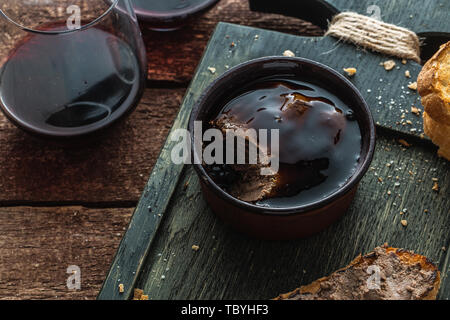 Di fegato di pollo con patè griiled pane e pesche, di stile rustico. Foto Stock
