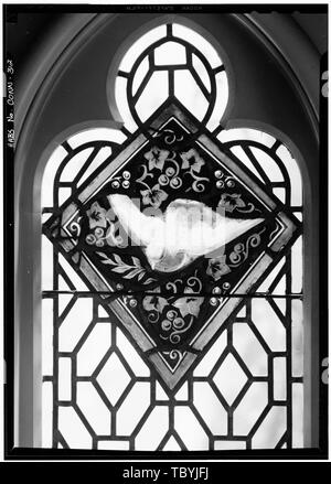 Maggio 1968 PARTICOLARE VETRATA, lato nord, "colomba dello Spirito Santo " Chiesa della Trinità (P. E.), 651 Pequot Road, Southport, Fairfield County, CT Foto Stock
