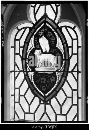 Maggio 1968 PARTICOLARE VETRATA, lato nord, "Agnello di Dio" Chiesa della Trinità (P. E.), 651 Pequot Road, Southport, Fairfield County, CT Foto Stock