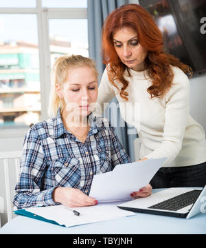 Donna emotivamente si lamenta la scarsa rendimento accademico di sua figlia Foto Stock