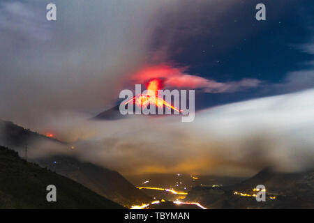 Eruzione vulcanica mostrato in vulcano Tungurahua con Banos city Foto Stock