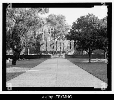 Vista la mattina, contestuale di vista che mostra la strada e il cancello per essere allargata vista dalla statua area con la telecamera rivolta verso nord. Beaufort Cimitero Nazionale, parete 1601 Boundary Street, Beaufort, Beaufort County, SC U.S. Reparto degli affari di veterani della società Jaeger, sponsor Jaeger, Dale, architetto del paesaggio impetuoso, Luca, architetto del paesaggio LaBrie, Brian, storico Foto Stock