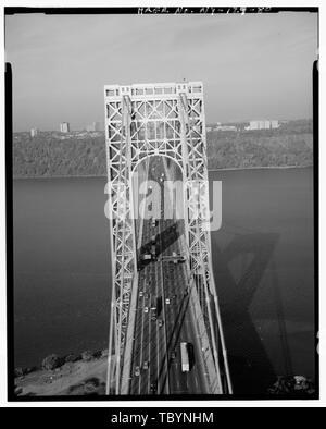 NEW YORK Torre guardando ad ovest verso il basso strada principale di George Washington Bridge Spanning Fiume Hudson tra Manhattan e Fort Lee, NJ, New York New York County, NY Foto Stock