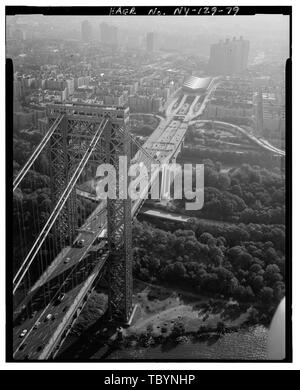 NEW YORK TORRE DEL PONTE George Washington Bridge guardando ad est verso il basso il NEW YORK si avvicina a George Washington Bridge Spanning Fiume Hudson tra Manhattan e Fort Lee, NJ, New York New York County, NY Foto Stock