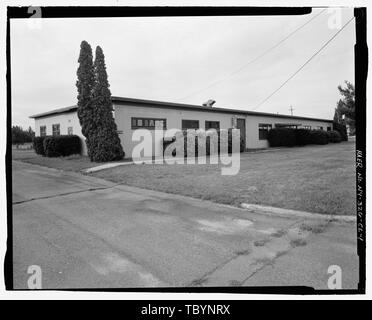 Nord (anteriore) ed East (lato) elevazioni dell'edificio. Vista verso sud. Plattsburgh Air Force Base, stazione dei vigili del fuoco, Arkansas Street, Plattsburgh, Clinton County, NY Foto Stock