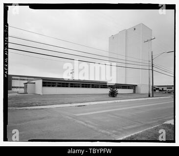 Nord (lato) ed East (anteriore) elevazioni dell'edificio. Vista verso sud. Plattsburgh Air Force Base, equipaggiamenti di sopravvivenza Shop, Connecticut Road, Plattsburgh, Clinton County, NY Foto Stock