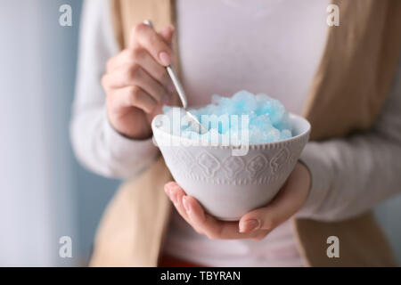 Donna di mangiare gustosi ghiaccio rasata, primo piano Foto Stock