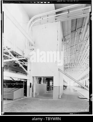 Neg. No. F161D, Mar 18, 1933, INTERIORPRESSED acciaio e degli edifici adibiti a magazzino, 1 ° piano, mostrando i danni alle merci ascensore albero dal terremoto di Ford Motor Company Long Beach stabilimento di assemblaggio, Edificio di assemblaggio, 700 Henry Ford Avenue, Long Beach, nella contea di Los Angeles, CA Foto Stock